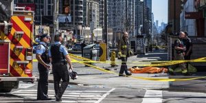جزئیات حادثه برخورد ون به عابران در خیابانی در تورنتو  / ۱۰ نفر کشته و ۱۶ زخمی / تروریستی بودن حادثه مشخص نیست / هویت عامل حمله مشخص شد