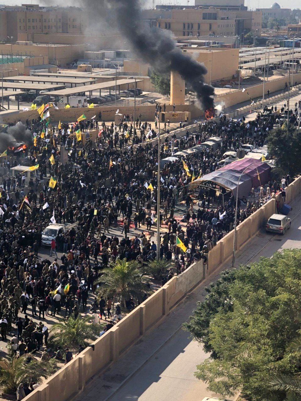 در و دیوارهای سفارت آمریکا در عراق به آتش کشیده شد + فیلم