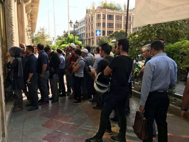 دلالی صرافان در آشفته بازار دلار / ارز بانکی فقط به خواص داده می‌شود