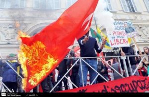 پرچم ترکیه در ایتالیا به آتش کشیده شد