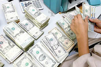 کمیابی دلار در بازارهای اصلی معاملات ارز