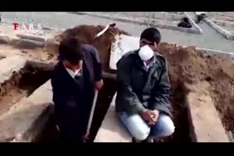 تصاویری از لحظه دفن کردن بیماران فوت شده کرونایی+ فیلم