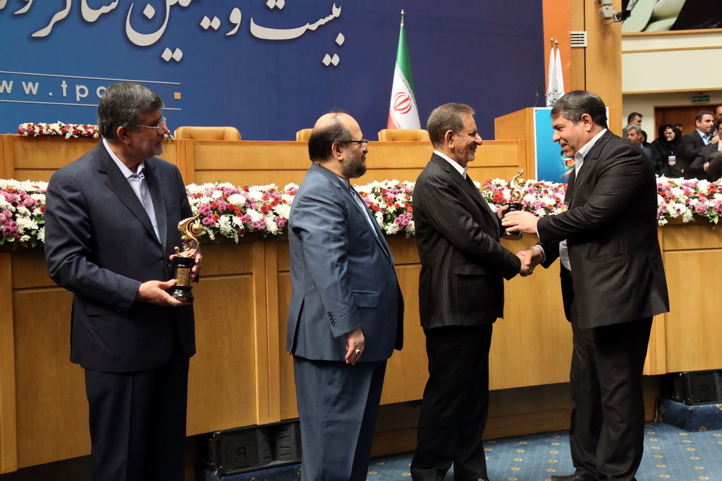 تقدیر از ۹ صادرکننده ممتاز و ۵۱ شرکت نمونه صادراتی در مراسم روز ملی صادرات