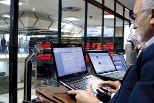 شاخص سبز پوش در نیمه بازار