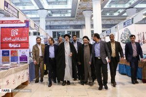 تولیت آستان قدس رضوی همزمان با دیدار روحانی از مشهد، از نمایشگاه کتاب تهران بازدید کرد