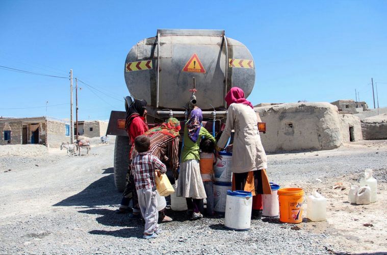 بحران آب در ۳۰۰ شهر کشور / ۱۷ میلیون نفر در معرض کم آبی / اگر دست به ترکیب مصرف برق نزنیم در تابستان پیش رو خاموشی خواهیم داشت