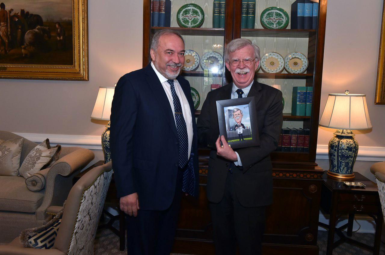 وزیر جنگ اسرائیل با جان بولتون دیدار کرد / هدیه لیبرمن به بولتون: کاریکاتوری که بولتون در حال پاره کردن قطعنامه سازمان ملل علیه اسرائیل است