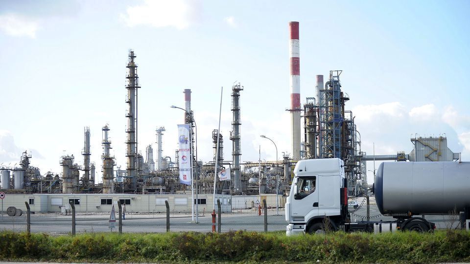 کارگران دومین پالایشگاه نفت فرانسه را تعطیل کردند