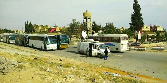 جیش الأسلام خروج از دوما را آغاز کرد / اتوبوس‌های حامل اعضای جیش الأسلام وارد مراکز ارتش سوریه شدند