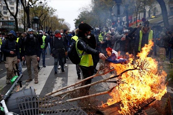 جلیقهزردها پرچم اتحادیهاروپا را آتش زدند