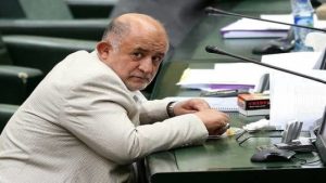 نادر قاضی پور خطاب به وزیر بهداشت: طبیعی است وقتی شما خودتان نماینده برند مرسدس بنز آمریکا  که سهام آن در اختیار صهیونیستها است، هستید، تولید کالای ایرانی در چشمتان بی ارزش است /  کارگران ایرانی و تولید ملی ناموس من هستند /  حاضرم به خاطر تولید ملی و کارگ