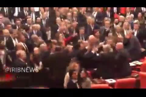 کتک کاری نمایندگان مجلس ترکیه بر سر تحولات ادلب+فیلم