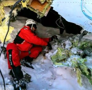 سالم‌ترین پیکر حادثه هواپیمای تهران یاسوج منتقل شد / در پنج مرحله و در قالب ۱۶ بسته  بقایای پیکر جانباختگان پرواز تهران- یاسوج به پایین ارتفاعات دنا انتقال یافت