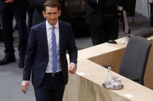 طرح ممنوعیت پوشیدن روسری در مدارس ابتدایی و مهد کودک‌ها به پارلمان اتریش ارائه شد / صدر اعظم اتریش: هدف ما مقابله با شکل‌گیری هرگونه جامعه موازی در اتریش است