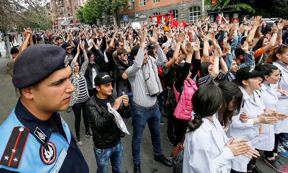 ادامه اعتراضات گسترده در امنستان/ پتروسیان: عمر دولت به سر آمده است