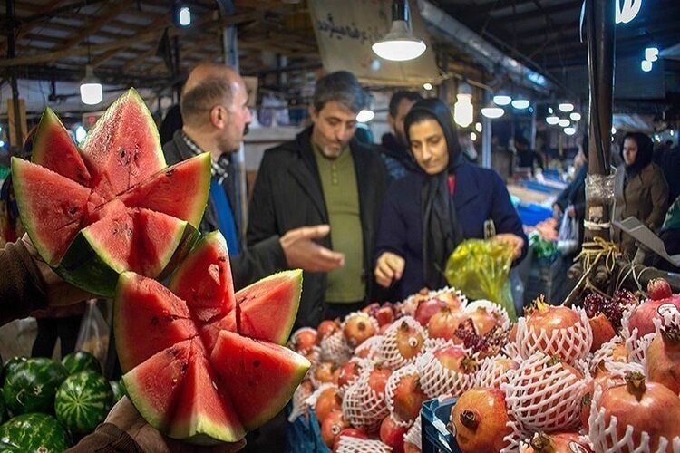 قیمت میوه شب یلدا در میادین میوه و تره‌بار اعلام شد / خرده فروشان سطح شهر مجاز به افزایش قیمت تا سقف ۳۰ درصد هستند