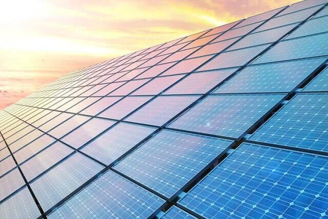 برنامه ریزی برای احداث ۱۷ شهرک صنعتی خورشیدی تا قبل از پیک تابستان / افراد حقیقی می توانند در این پروژه سرمایه گذاری کنند