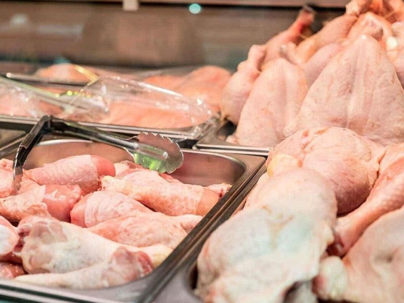 قیمت مرغ در خرده فروشی ها به قیمت مصوب نزدیک شد / پیش بینی عدم افزایش قیمت مرغ در فروردین